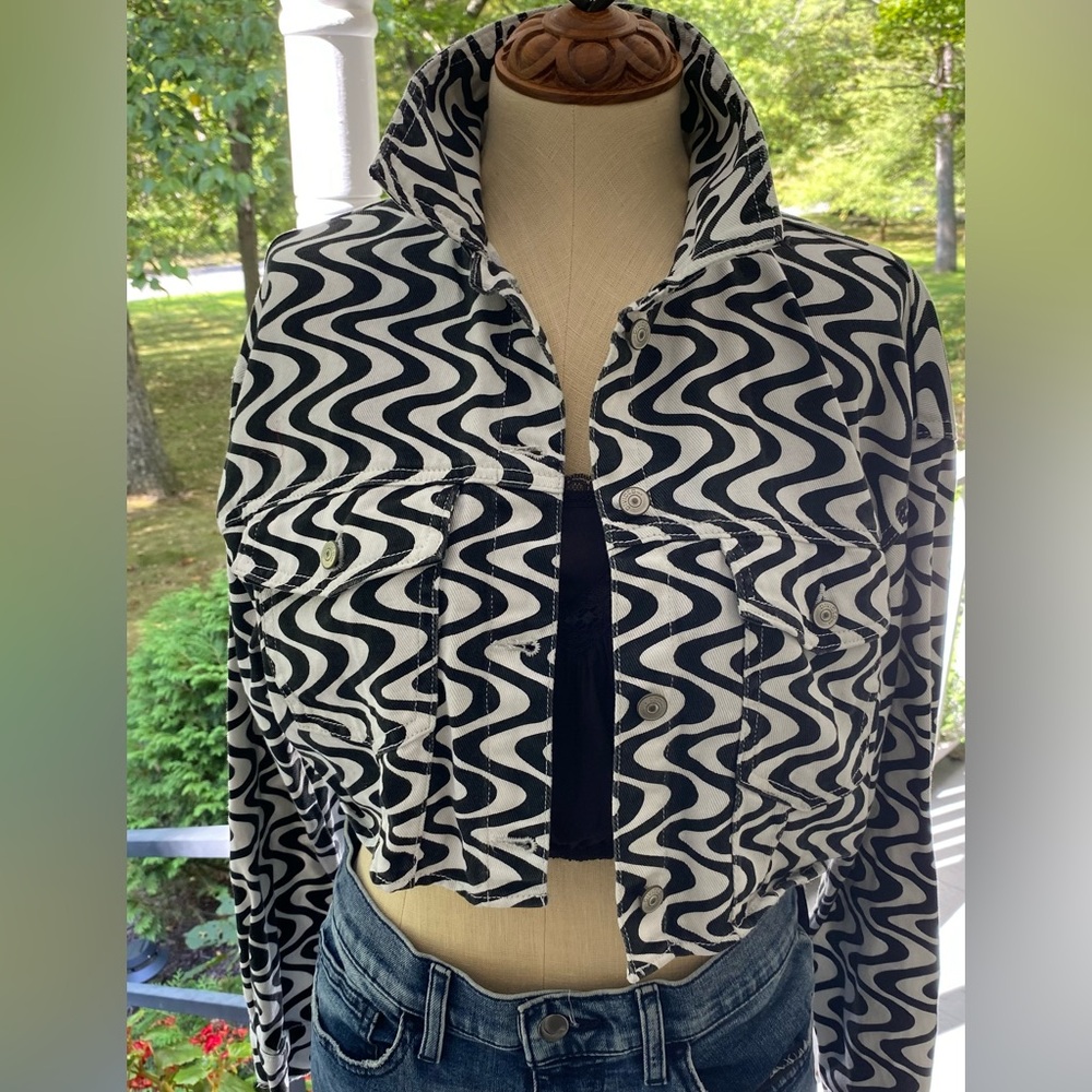 Black and White Wavy Pattern Cropped Jacket